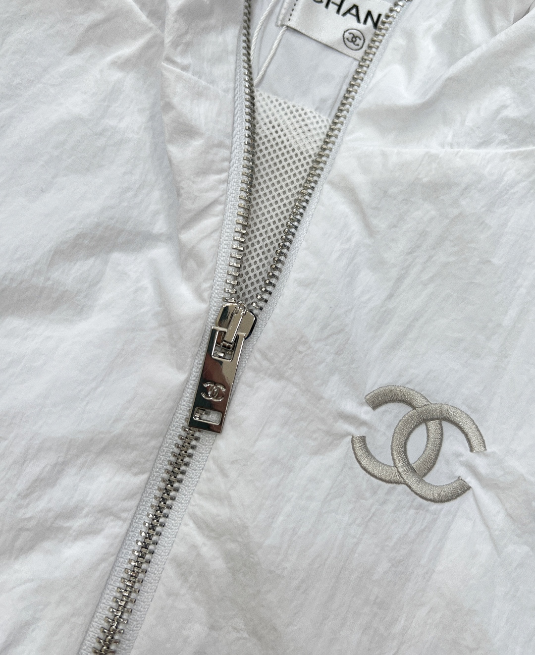 🆕春夏新款 Chanel 小香风休闲运动防晒套装重磅❕时尚运动防晒衣套装两件套衣身上做有拼接设计加上立体