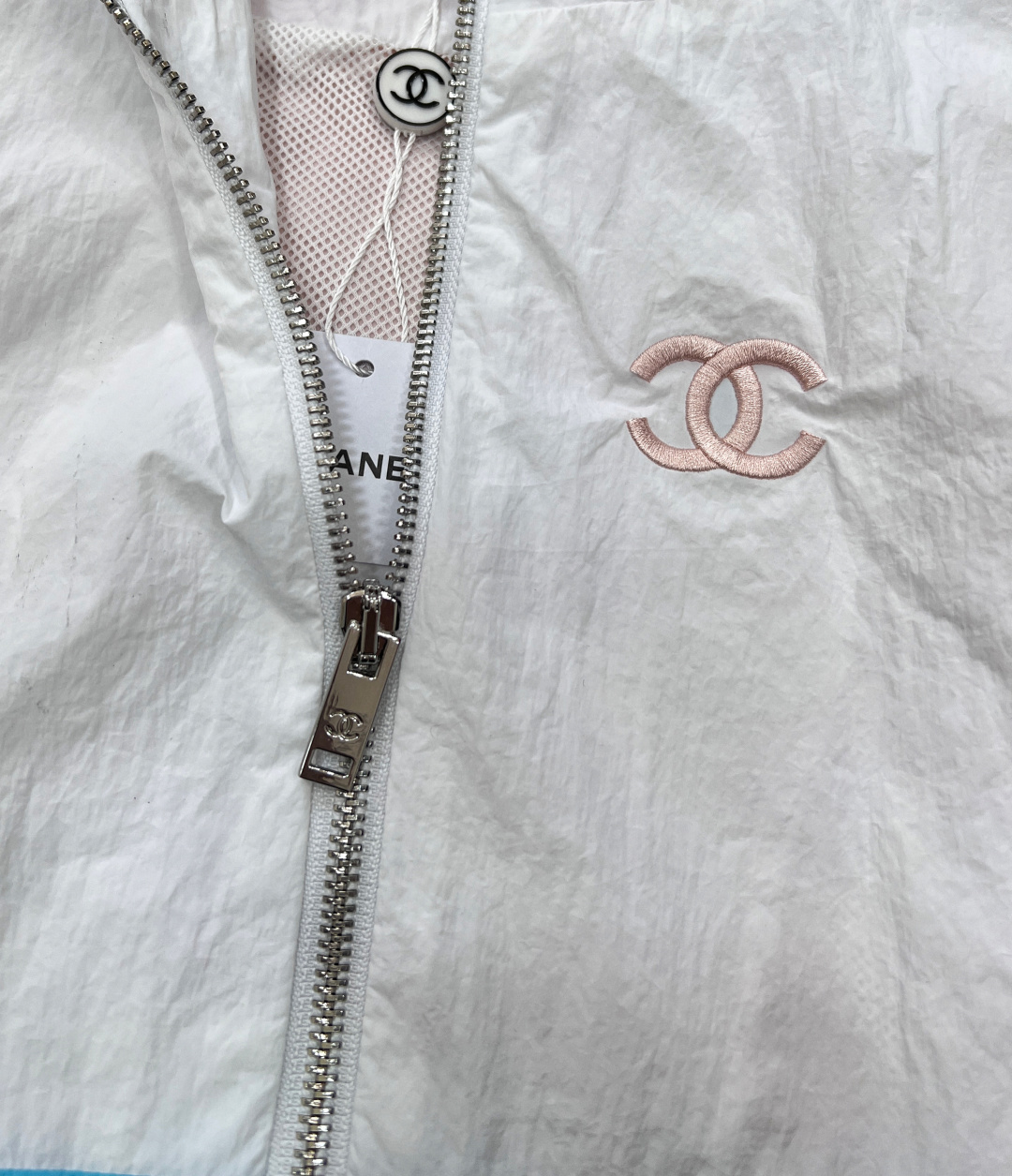 🆕春夏新款 Chanel 小香风休闲运动防晒套装重磅❕时尚运动防晒衣套装两件套衣身上做有拼接设计加上立体