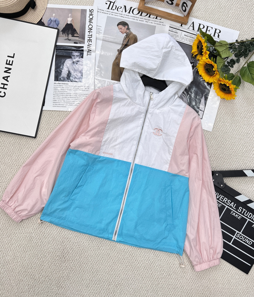 NO:610620,The new spring and summer Chanel small fragrance casual sports sun protection suit is a two-piece fashionable sports sun protection suit. The body is made of splicing design and three-dimensional letter embroidery, which increases the sense of style ~ full of design, and the whole body is harmonious. The shorts are high-waisted and elastic, modifying the waist, and adapting to the waist size. The zipper sun protection jacket is made of a loose version, covering the flesh and making you slim~ The shorts are designed with pockets, easy to carry. This set saves a lot of matching worries when going out, and is relaxed and stylish!  The material is light and thin, maintaining the comfort of the upper body. The contrasting color design, rich layering, simple and elegant, looks good when worn. If you don’t want to dress up too much when you go out every day, a simple jacket + shorts + sunglasses will be fine!  A set of two colors for a sporty young girl, size sml code, chanel, shorts, jackets & coats, alexander wang19860909春夏新款 Chanel 小香风休闲运动防晒套装 重磅时尚运动防晒衣套装两件套 衣身上做有拼接设计加上立体字母刺绣,增加造型感~设计感十足,整身搭配狠和谐 短裤高腰松紧,修饰腰身,自适应腰围大小 拉链防晒外套是做了宽松的一个版型,遮肉显瘦~ 短裤做有口袋设计,方便携带 这样一套出门省去不少搭配烦恼,轻松又有腔调感！材质轻薄,保持着上身的舒适感 撞色设计,层次感丰富,简洁大气,穿起来就很好看 日常出门不想过多装扮,简单的外套＋短裤＋墨镜就ok了！运动风十足的青春少女呀两色一套出 尺码sml 编码,,chanel,shorts,jackets & coats,alexander wang,Women's clothing