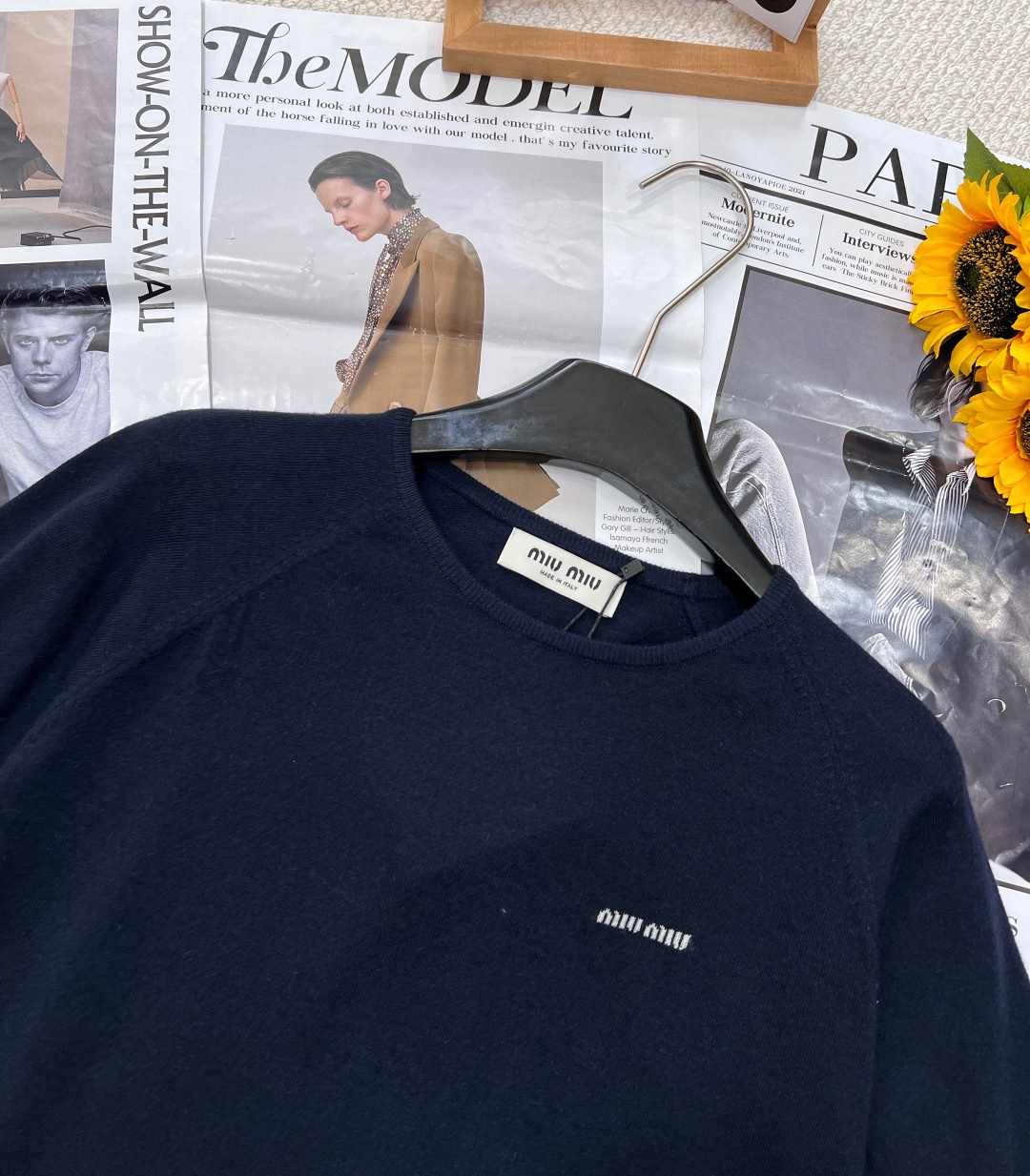 🆕Miumiu早春新款插肩袖字母logo圆领短袖针织短袖，插肩袖设计，经典的剪裁与圆领搭配，插肩袖结构巧