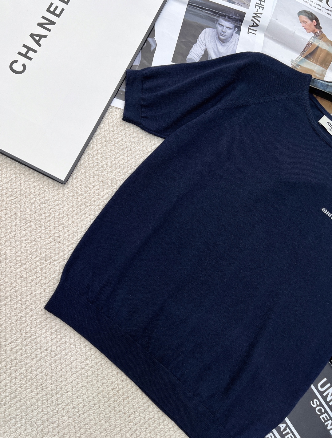 🆕Miumiu早春新款插肩袖字母logo圆领短袖针织短袖，插肩袖设计，经典的剪裁与圆领搭配，插肩袖结构巧