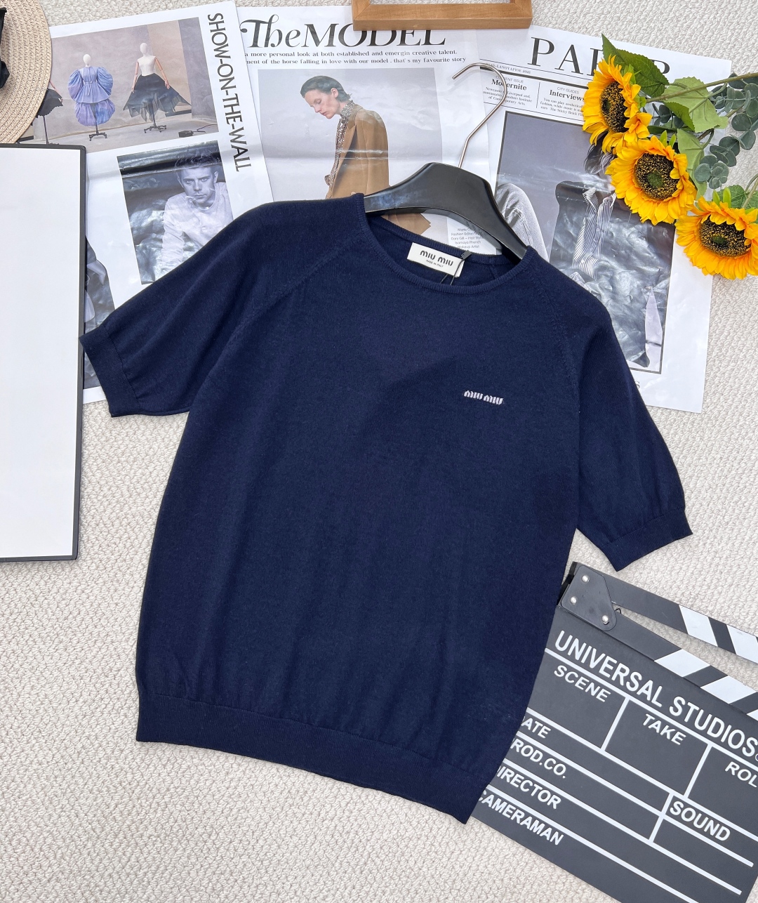 🆕Miumiu早春新款插肩袖字母logo圆领短袖针织短袖，插肩袖设计，经典的剪裁与圆领搭配，插肩袖结构巧