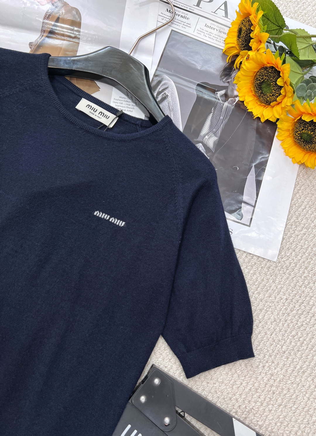 🆕Miumiu早春新款插肩袖字母logo圆领短袖针织短袖，插肩袖设计，经典的剪裁与圆领搭配，插肩袖结构巧
