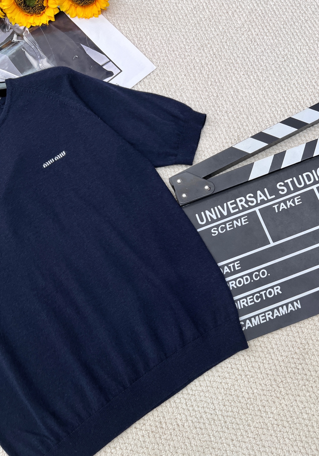 🆕Miumiu早春新款插肩袖字母logo圆领短袖针织短袖，插肩袖设计，经典的剪裁与圆领搭配，插肩袖结构巧