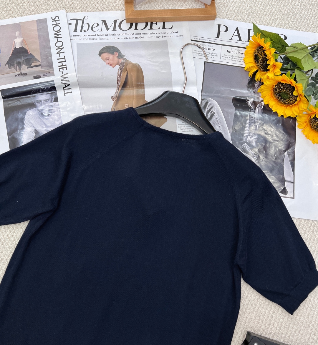 🆕Miumiu早春新款插肩袖字母logo圆领短袖针织短袖，插肩袖设计，经典的剪裁与圆领搭配，插肩袖结构巧