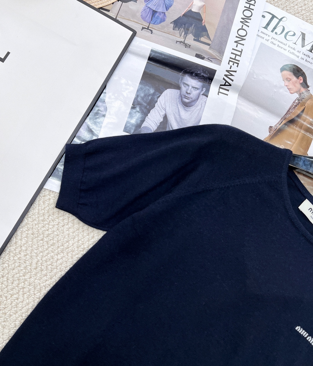 🆕Miumiu早春新款插肩袖字母logo圆领短袖针织短袖，插肩袖设计，经典的剪裁与圆领搭配，插肩袖结构巧