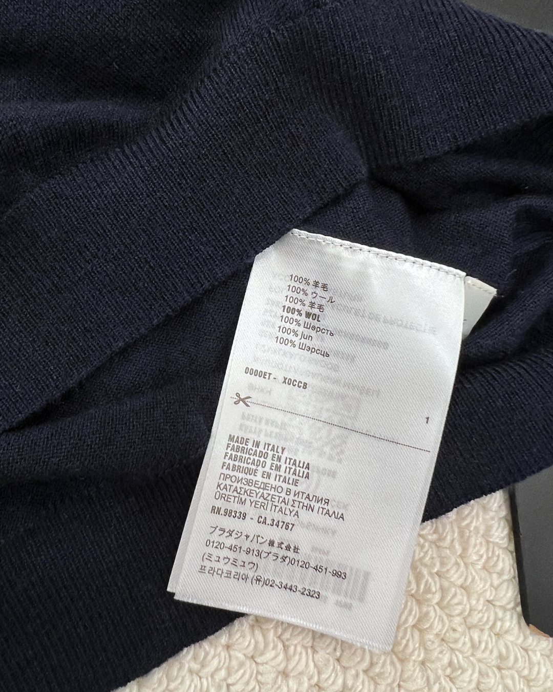 🆕Miumiu早春新款插肩袖字母logo圆领短袖针织短袖，插肩袖设计，经典的剪裁与圆领搭配，插肩袖结构巧