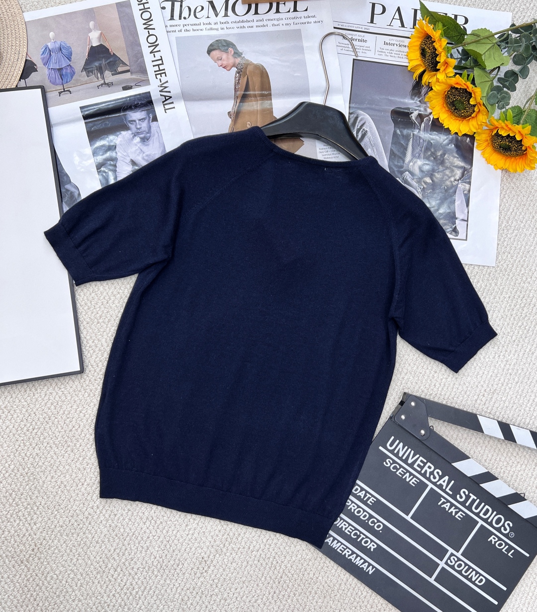 🆕Miumiu早春新款插肩袖字母logo圆领短袖针织短袖，插肩袖设计，经典的剪裁与圆领搭配，插肩袖结构巧