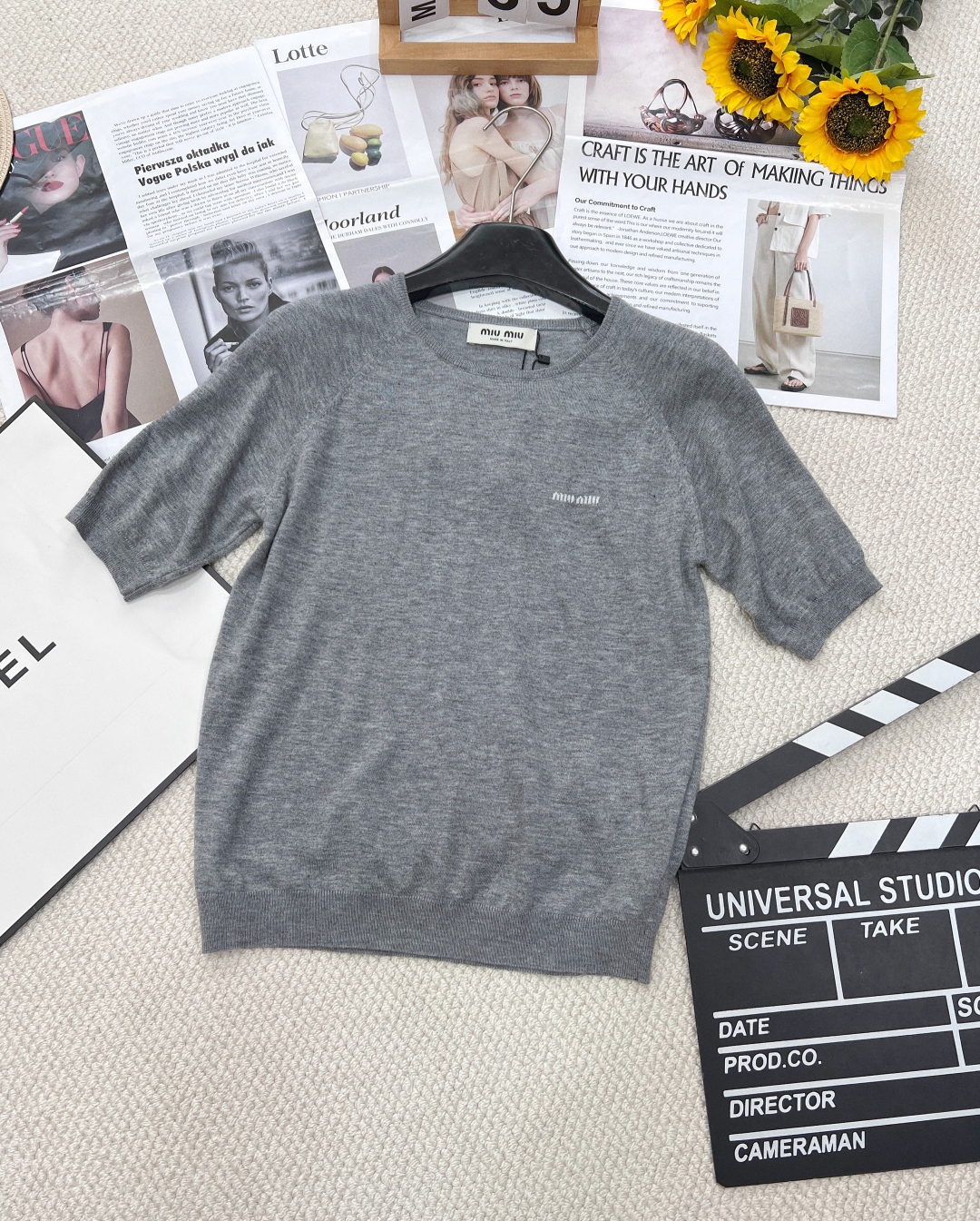 🆕Miumiu早春新款插肩袖字母logo圆领短袖针织短袖，插肩袖设计，经典的剪裁与圆领搭配，插肩袖结构巧