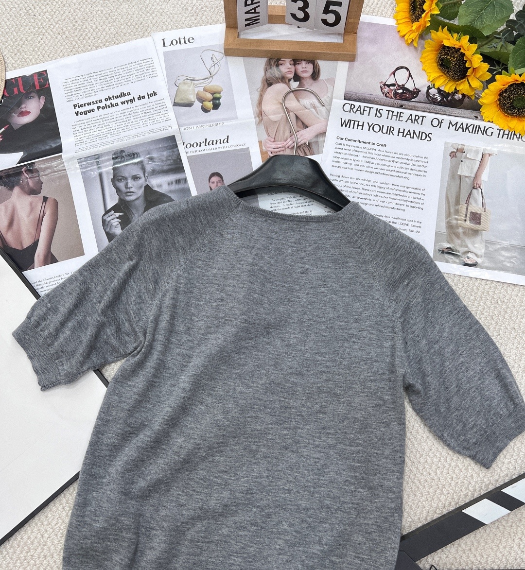 🆕Miumiu早春新款插肩袖字母logo圆领短袖针织短袖,插肩袖设计,经典的剪裁与圆领搭配,插肩袖结构巧