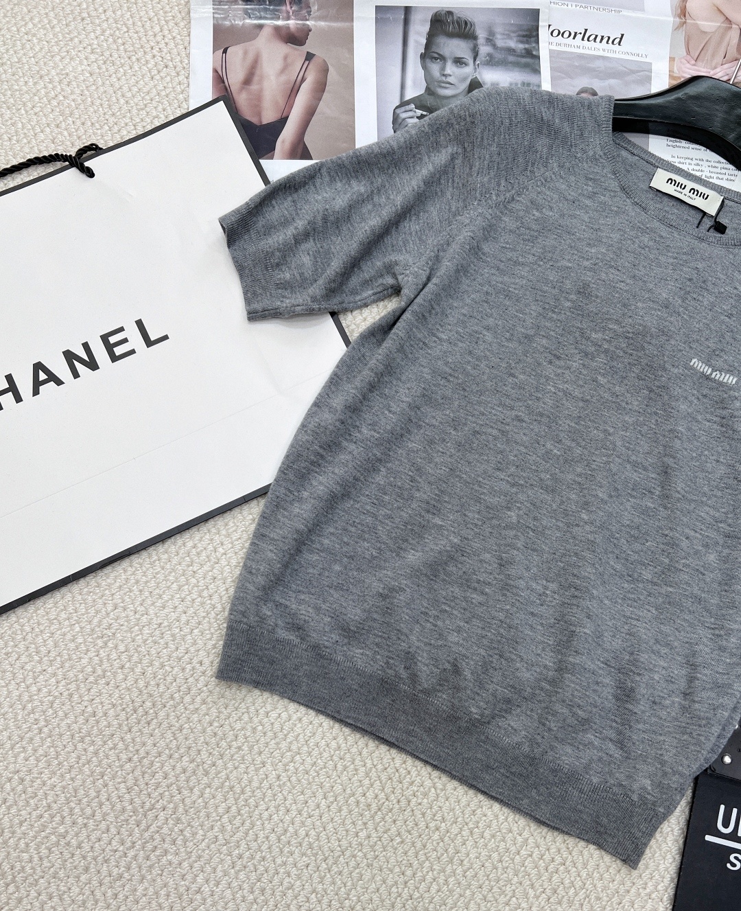 🆕Miumiu早春新款插肩袖字母logo圆领短袖针织短袖,插肩袖设计,经典的剪裁与圆领搭配,插肩袖结构巧