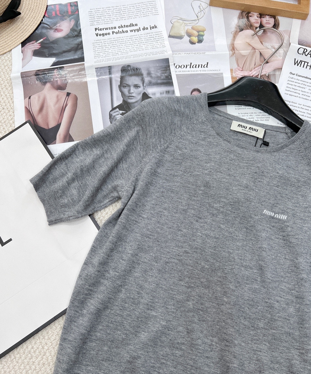 🆕Miumiu早春新款插肩袖字母logo圆领短袖针织短袖,插肩袖设计,经典的剪裁与圆领搭配,插肩袖结构巧