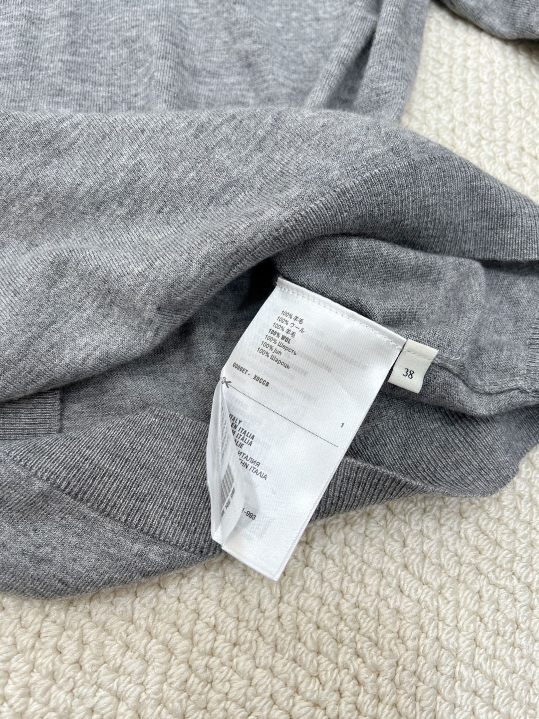 🆕Miumiu早春新款插肩袖字母logo圆领短袖针织短袖,插肩袖设计,经典的剪裁与圆领搭配,插肩袖结构巧