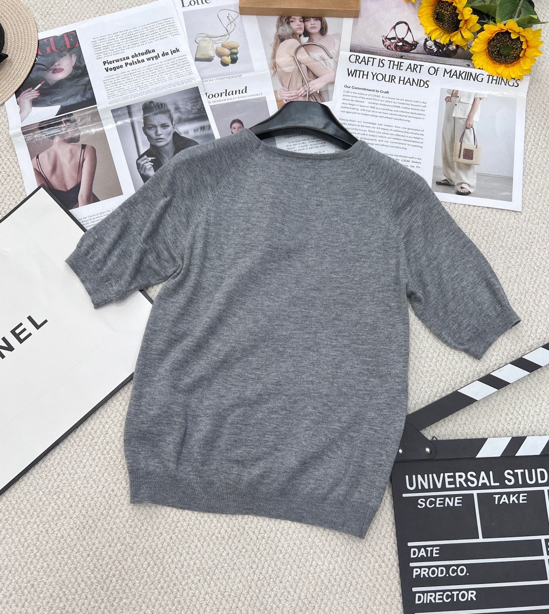 🆕Miumiu早春新款插肩袖字母logo圆领短袖针织短袖,插肩袖设计,经典的剪裁与圆领搭配,插肩袖结构巧