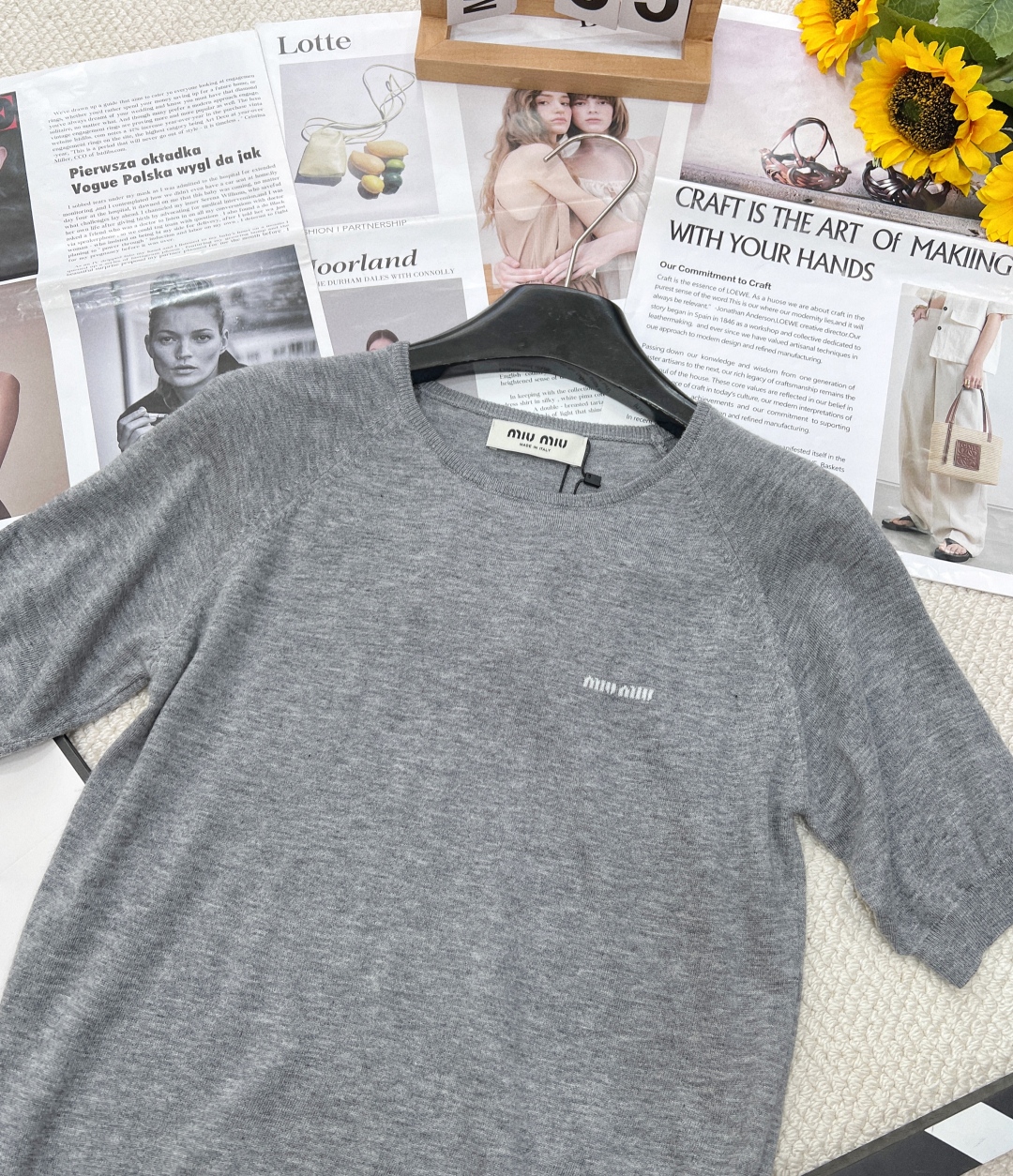 🆕Miumiu早春新款插肩袖字母logo圆领短袖针织短袖,插肩袖设计,经典的剪裁与圆领搭配,插肩袖结构巧