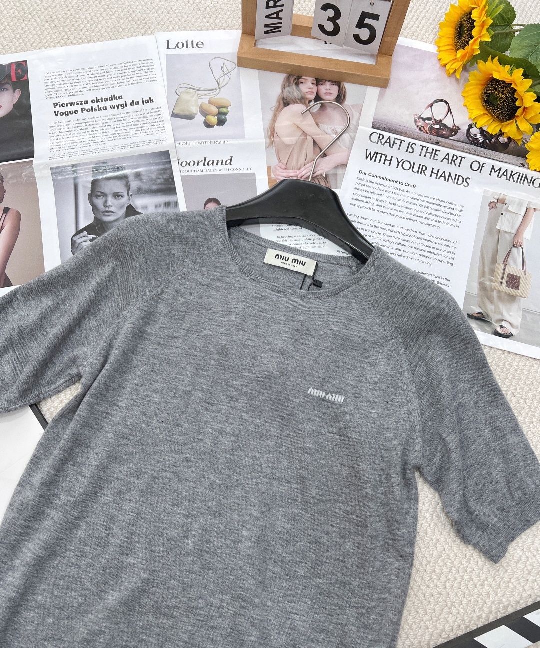 🆕Miumiu早春新款插肩袖字母logo圆领短袖针织短袖,插肩袖设计,经典的剪裁与圆领搭配,插肩袖结构巧