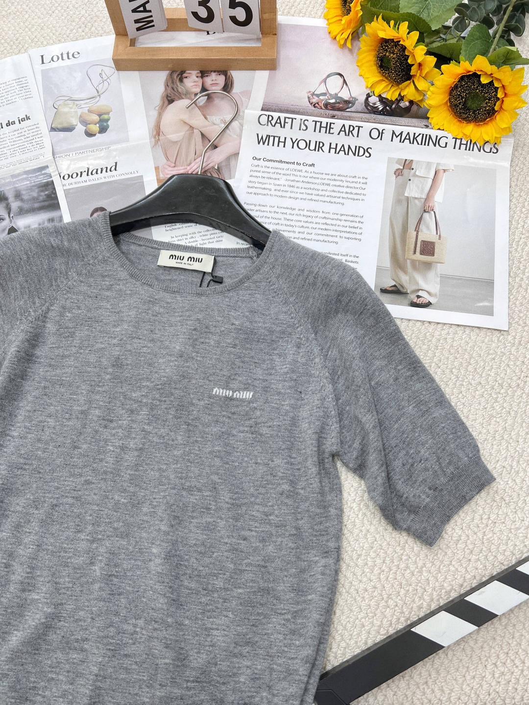 🆕Miumiu早春新款插肩袖字母logo圆领短袖针织短袖,插肩袖设计,经典的剪裁与圆领搭配,插肩袖结构巧