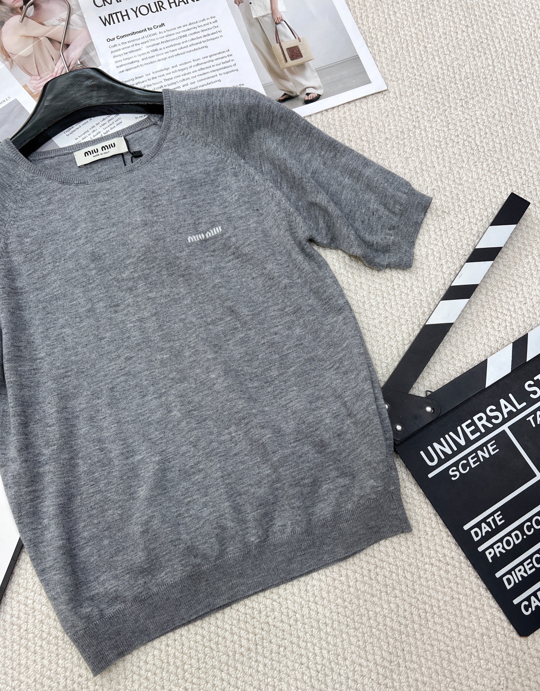 🆕Miumiu早春新款插肩袖字母logo圆领短袖针织短袖,插肩袖设计,经典的剪裁与圆领搭配,插肩袖结构巧
