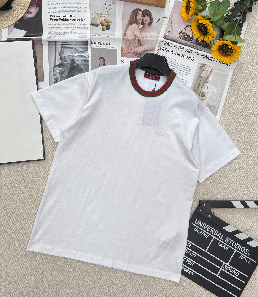 NO:592010,Gucci's new spring and summer red and green collar round-neck short sleeves are made of 15S fine cotton plain weave fabric, 230g. The plain weave fabric is made of combed cotton fiber. Compared with ordinary cotton, its fibers are arranged more neatly and have a higher density, so it has better texture and luster. The 15S fine cotton plain weave fabric is a high-quality cotton fabric that is soft and comfortable, has good breathability, and is durable.  Both the front and back sides show clear red and green stripes, with uniform and dense warp and weft yarns; there is no distinction between front and back, and the complexity of the process requires precise control of the warp and weft yarn tension. Special textiles are used on both sides of the ribbon to prevent rough edges while maintaining a soft touch. Rice needle patch embroidery technology is a traditional hand-made embroidery technique that combines three-dimensional stitching and patch inlay.  The loose-fitting cut does not restrict the body or restrict the body shape. The round neckline, dropped shoulder line, does not limit the shoulder width, and the internal seams are embedded with elastic panels to prevent the body from moving after repeated wear and washing. The cuffs and hem bottoms are specially machined with double topstitching to fix the three marks. The same styles are available for men and women. Large shipments. Size xsml code, gucci, T-shirt, alexander wang19860909Gucci春夏新款红绿领圆领短袖,采用15S精棉平纹面料,230g.采用精梳工艺处理的棉纤维制成的平纹织物,相对于普通棉布而言,它的纤维排列更加整齐、密度更高,因此具有更好的质地和光泽.15S精棉平纹面料是一种高品质的棉质面料,具有柔软舒适、透气性好、耐用性好等特点. 正反两面均呈现清晰的红绿条纹,均匀密实的经纬纱线；无正反之分,工艺复杂度高需精密控制经纬纱线张力.织带两侧采用特殊纺织防止毛边,同时保持柔软触感. 米粒针贴布刺绣工艺是一种结合立体针法与贴布镶嵌的传统手工刺绣技艺. 宽松衣型裁剪,不束身不限制身型.圆领领口,肩线落肩,不限制肩宽,内部做缝处以弹力嵌条的嵌入防止多次穿洗后衣身走行.袖口、下摆底边采用的分别专机辑双明线收边固定三标齐全男女同款大货出 尺码xsml 编码,,gucci,T-shirt,alexander wang,Women's clothing