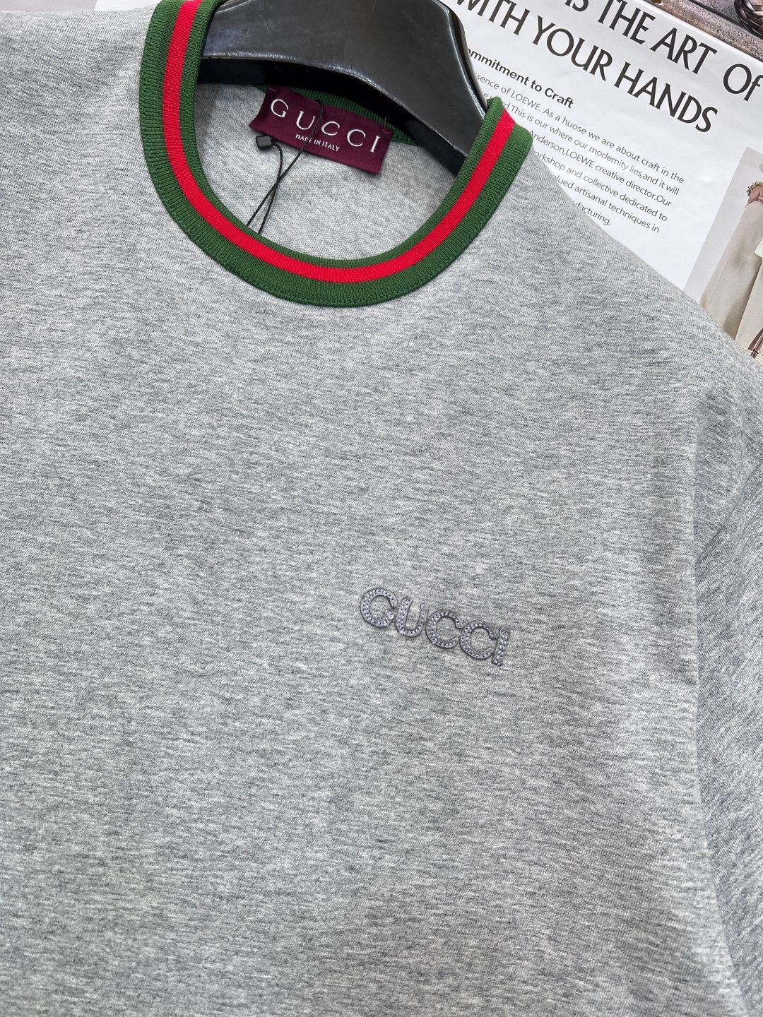 🆕Gucci春夏新款红绿领圆领短袖，采用15S精棉平纹面料，230g。采用精梳工艺处理的棉纤维制成的平纹