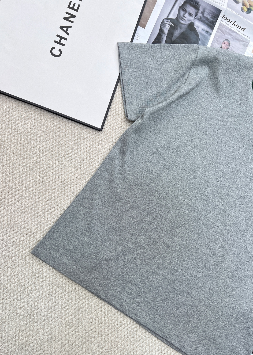 🆕Gucci春夏新款红绿领圆领短袖，采用15S精棉平纹面料，230g。采用精梳工艺处理的棉纤维制成的平纹