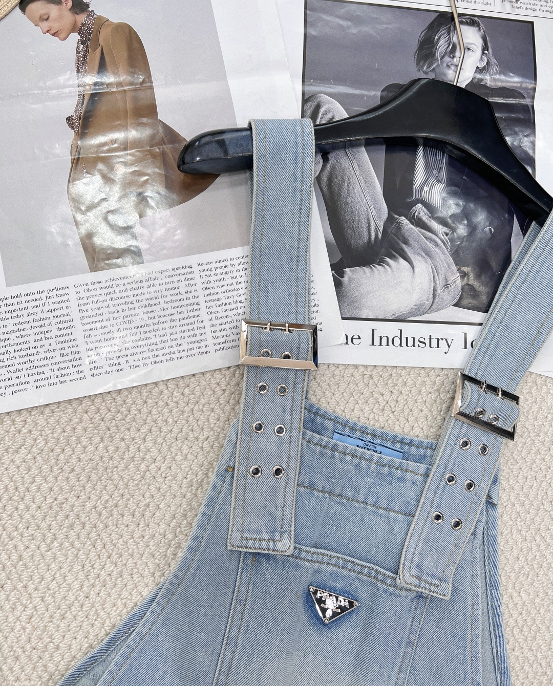 🆕春夏新款 Prada经典三角徽标须边牛仔背带短裤定制斜纹棉质牛仔面料，上身舒适透气，多种水洗工艺，呈现