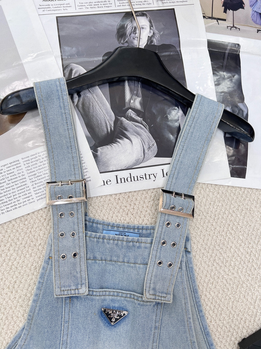 🆕春夏新款 Prada经典三角徽标须边牛仔背带短裤定制斜纹棉质牛仔面料，上身舒适透气，多种水洗工艺，呈现