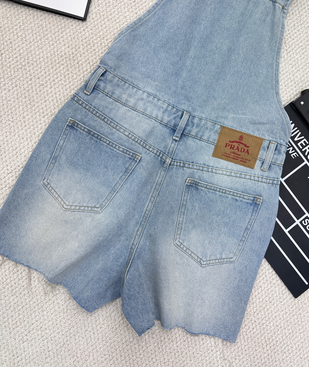 🆕春夏新款 Prada经典三角徽标须边牛仔背带短裤定制斜纹棉质牛仔面料，上身舒适透气，多种水洗工艺，呈现