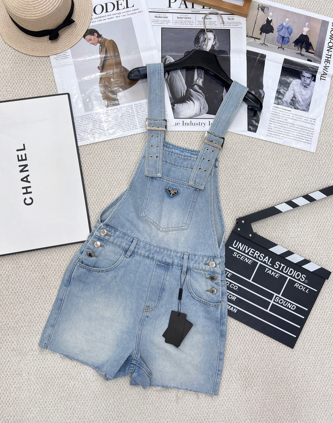 NO:605381,Spring and summer new style Prada classic triangle logo frayed denim suspender shorts. Customized twill cotton denim fabric, comfortable and breathable upper body, multiple washing processes, showing retro denim blue, texture is old and clear, BY customized hardware triangle logo. Full of details, high quality~ Good news for small girls. The outfit brings out youthful vitality~ Size sml code P,, prada, shorts, alexander wang19860909春夏新款 Prada经典三角徽标须边牛仔背带短裤 定制斜纹棉质牛仔面料,上身舒适透气,多种水洗工艺,呈现复古牛仔蓝,纹理做旧清晰,BY定制的五金三角徽标.细节满满,高品质~ 小个子女生福音 穿搭出青春活力朝气～ 尺码sml 编码P,,prada,shorts,alexander wang,Women's clothing