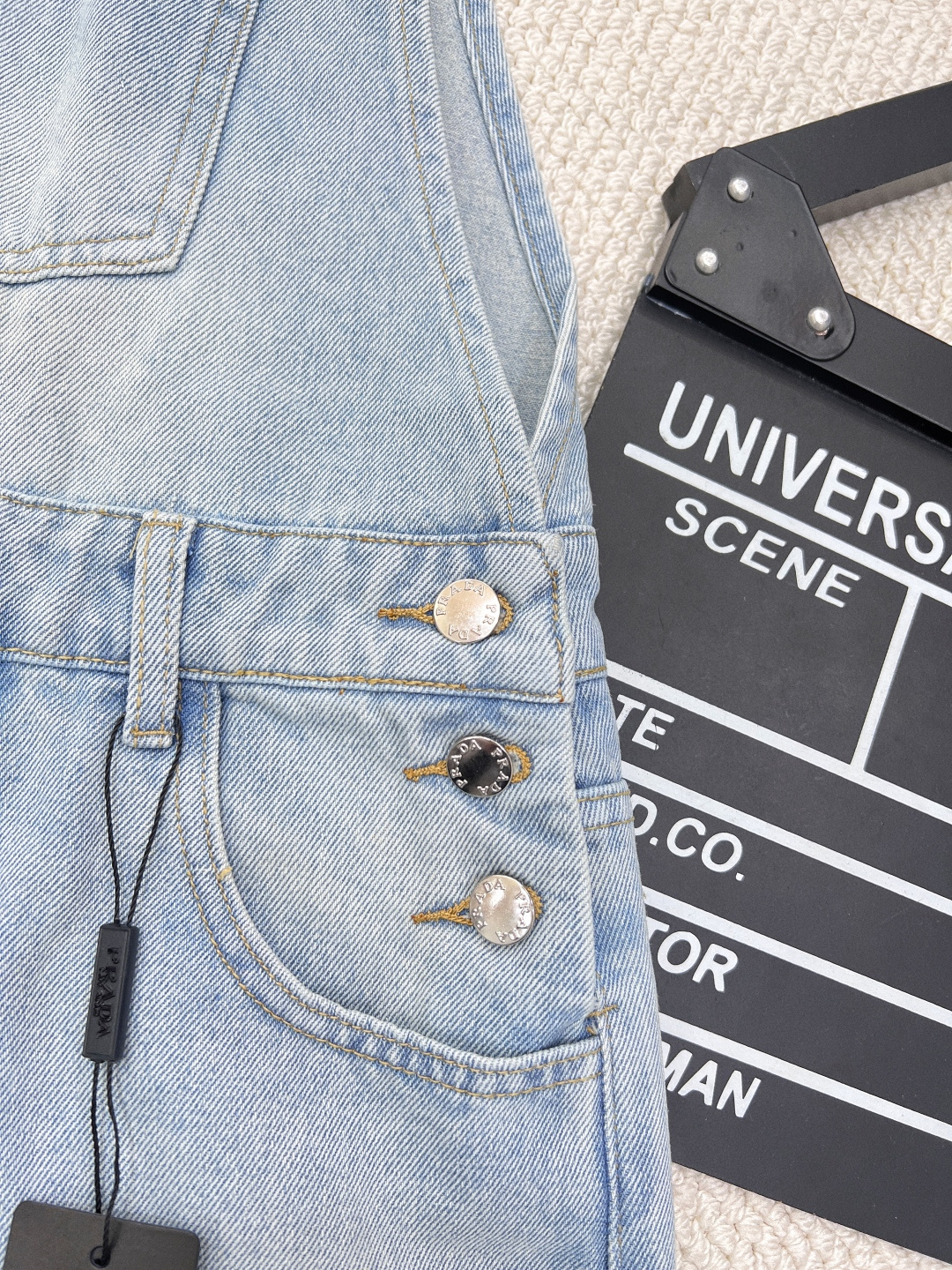 🆕春夏新款 Prada经典三角徽标须边牛仔背带短裤定制斜纹棉质牛仔面料，上身舒适透气，多种水洗工艺，呈现