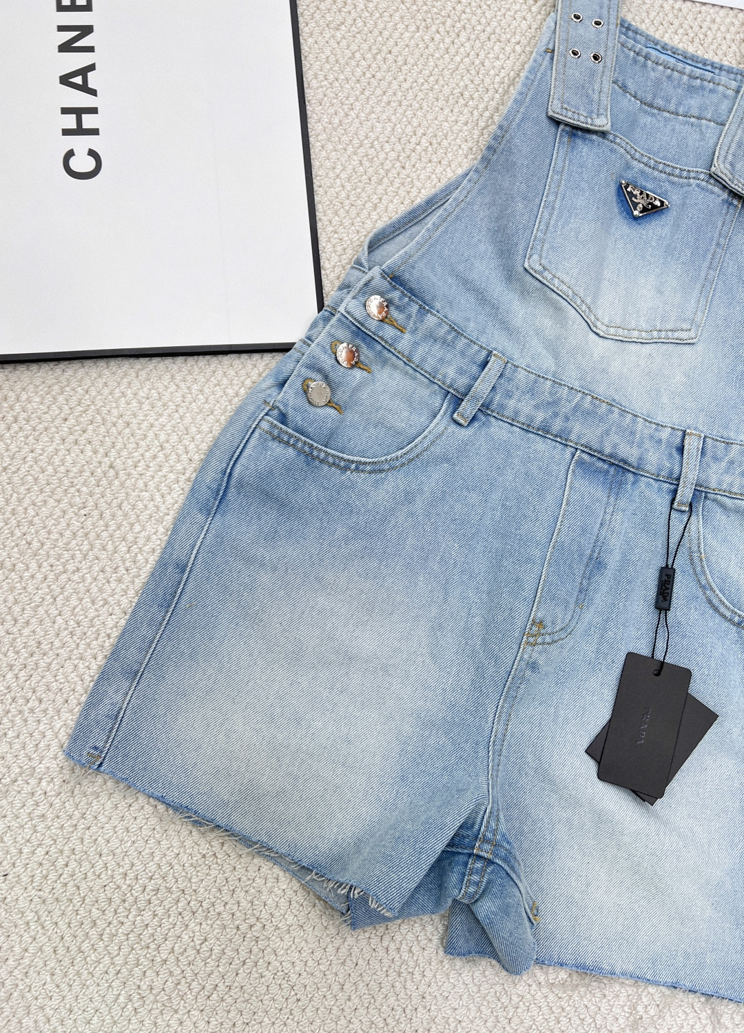 🆕春夏新款 Prada经典三角徽标须边牛仔背带短裤定制斜纹棉质牛仔面料，上身舒适透气，多种水洗工艺，呈现