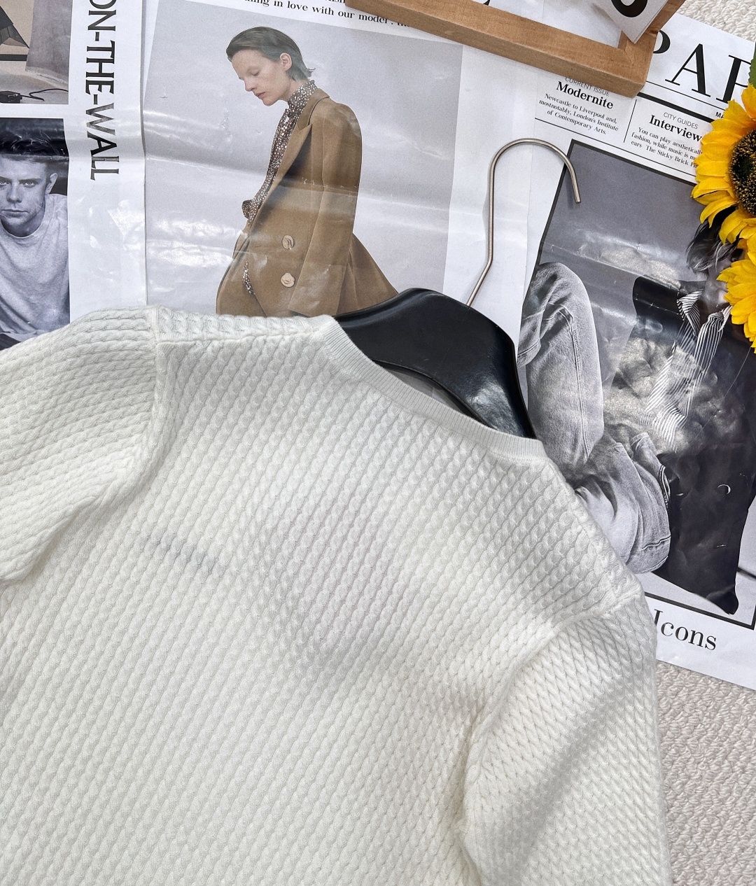 🆕miumiu早春新款学院风字母刺绣麻花圆领短袖针织衫采用100%羊毛!面料软软糯糯的,敲级舒服!自带显