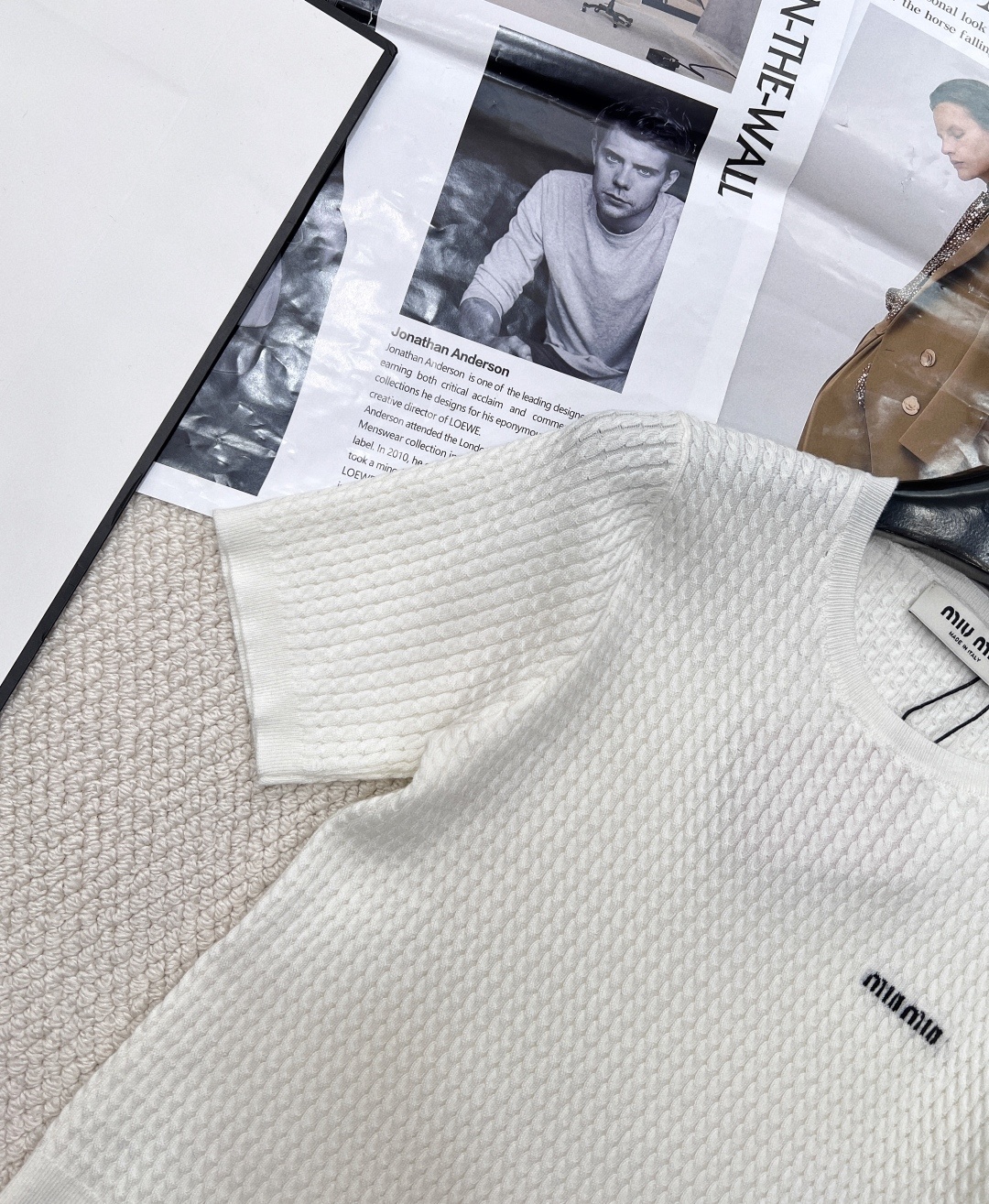 🆕miumiu早春新款学院风字母刺绣麻花圆领短袖针织衫采用100%羊毛!面料软软糯糯的,敲级舒服!自带显