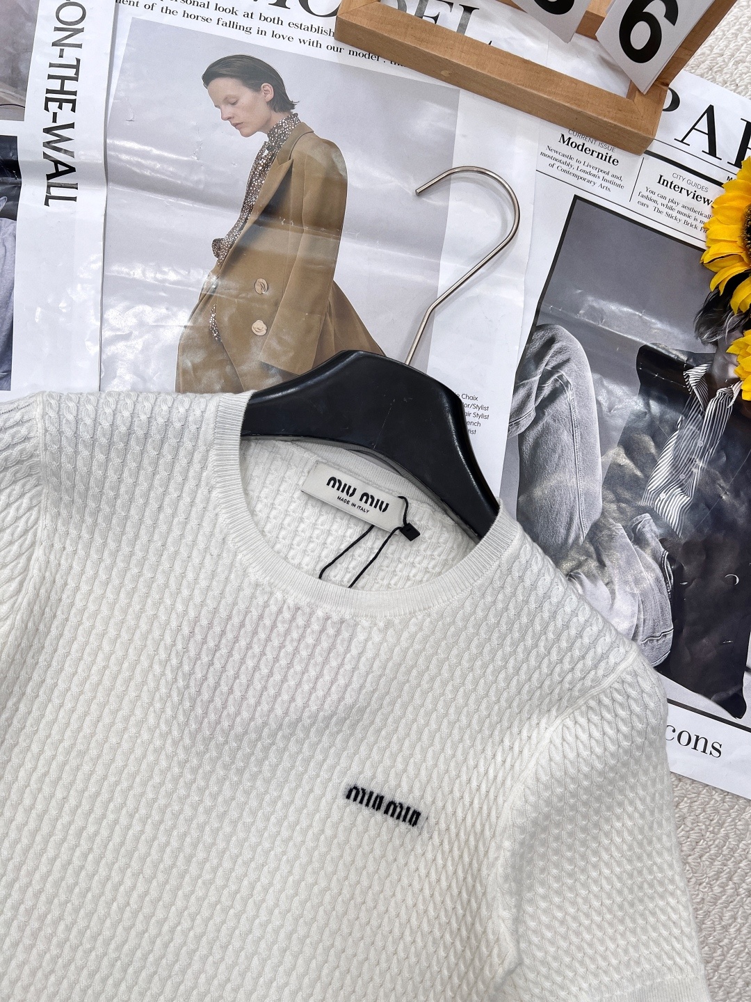 🆕miumiu早春新款学院风字母刺绣麻花圆领短袖针织衫采用100%羊毛!面料软软糯糯的,敲级舒服!自带显