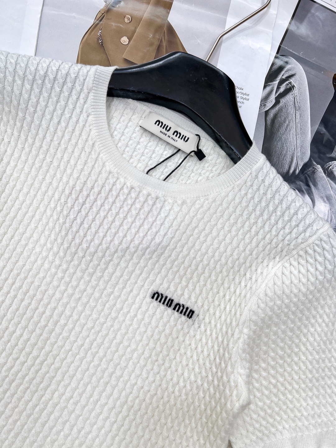 🆕miumiu早春新款学院风字母刺绣麻花圆领短袖针织衫采用100%羊毛!面料软软糯糯的,敲级舒服!自带显