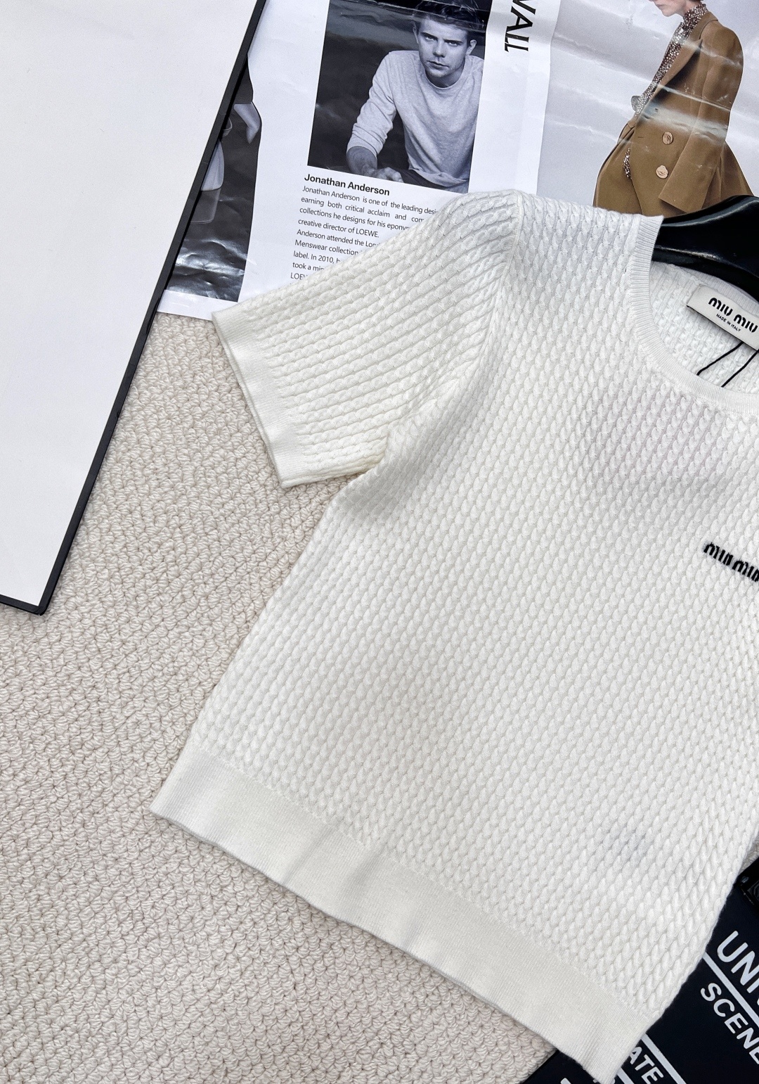 🆕miumiu早春新款学院风字母刺绣麻花圆领短袖针织衫采用100%羊毛!面料软软糯糯的,敲级舒服!自带显