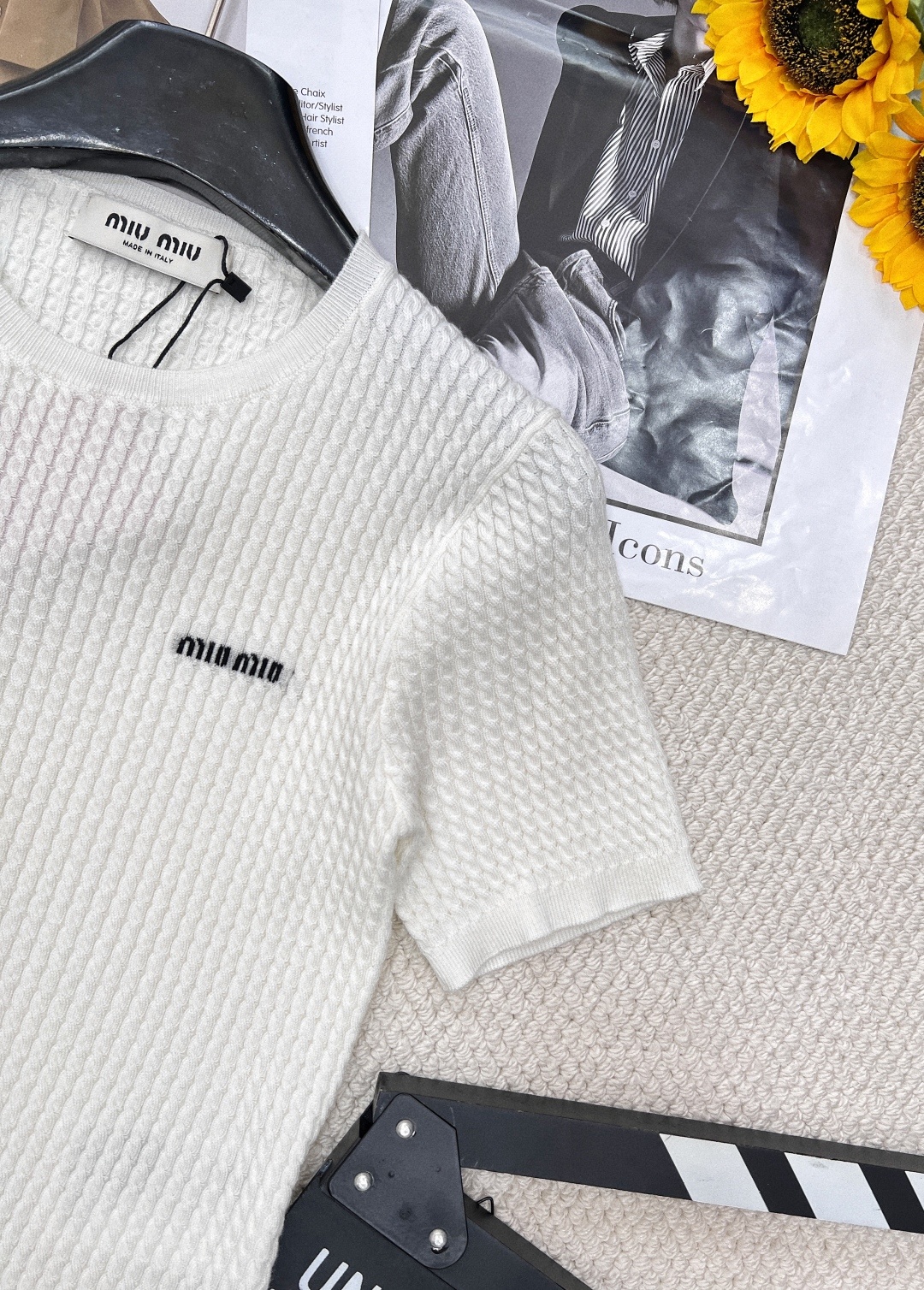 🆕miumiu早春新款学院风字母刺绣麻花圆领短袖针织衫采用100%羊毛!面料软软糯糯的,敲级舒服!自带显