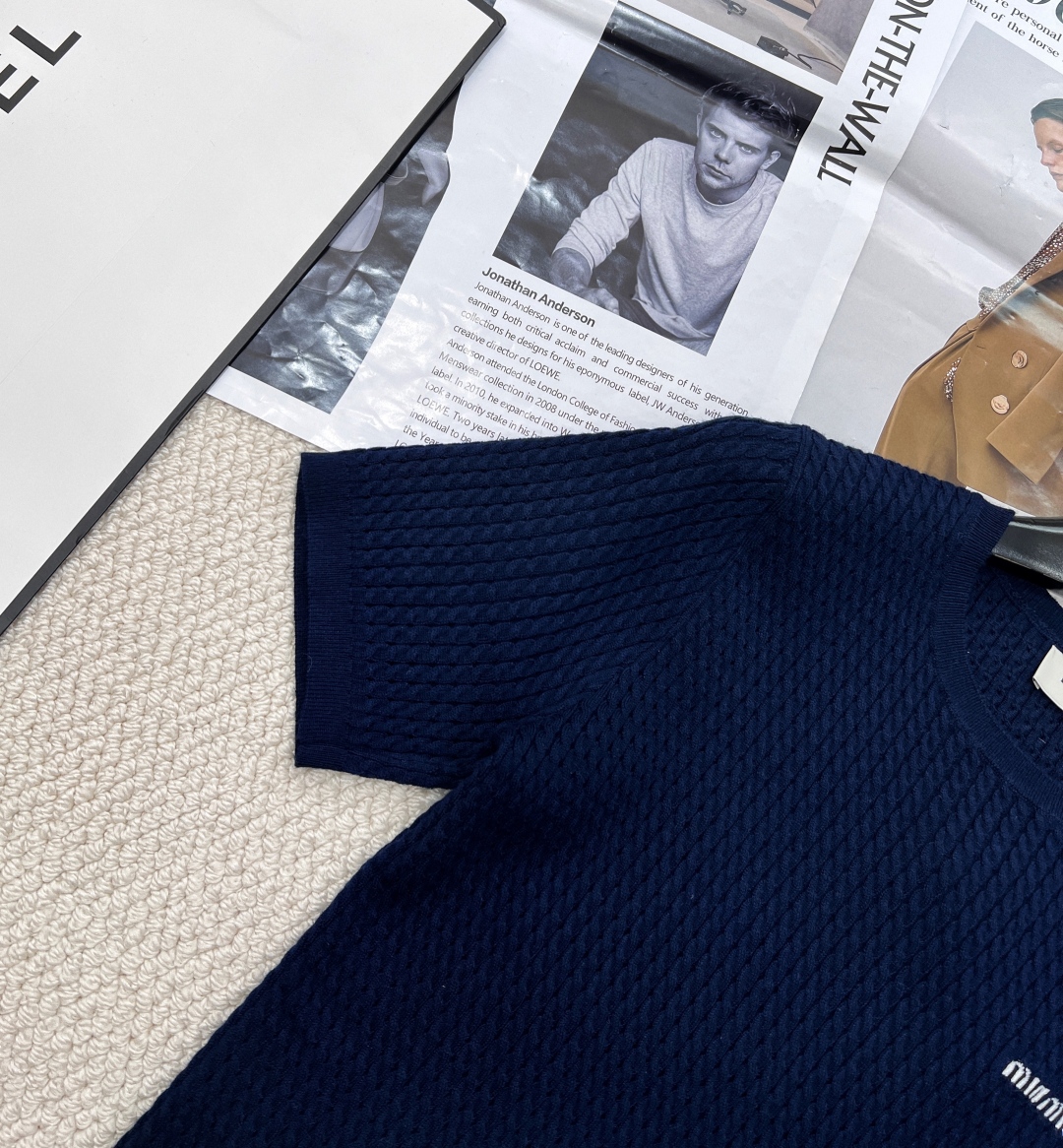 🆕miumiu早春新款学院风字母刺绣麻花圆领短袖针织衫采用100%羊毛！面料软软糯糯的，敲级舒服！自带显