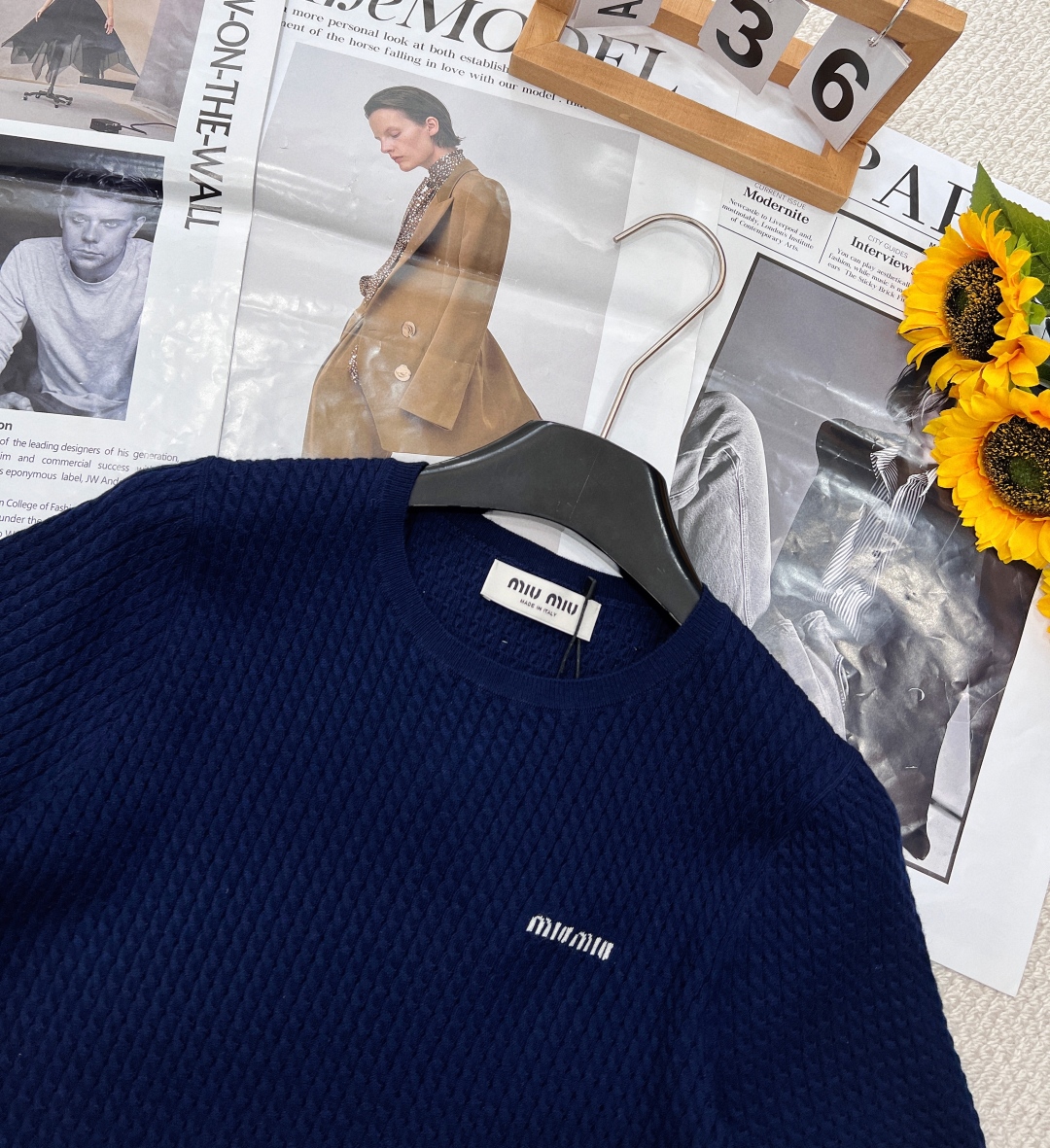 🆕miumiu早春新款学院风字母刺绣麻花圆领短袖针织衫采用100%羊毛！面料软软糯糯的，敲级舒服！自带显