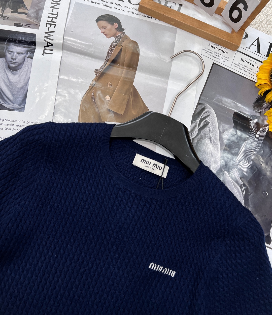 🆕miumiu早春新款学院风字母刺绣麻花圆领短袖针织衫采用100%羊毛！面料软软糯糯的，敲级舒服！自带显