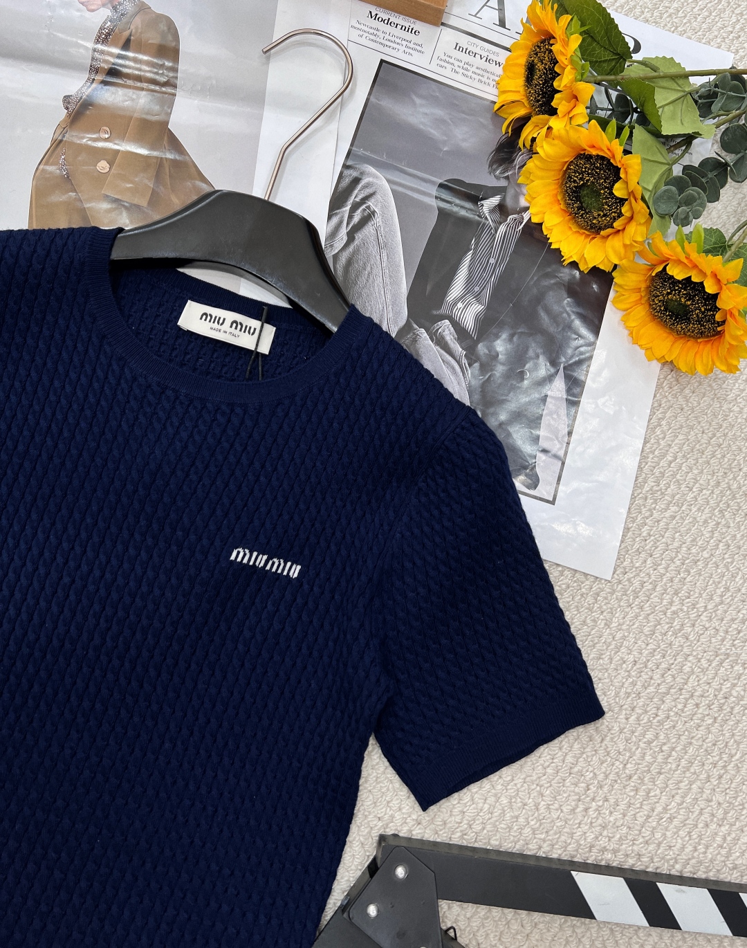 🆕miumiu早春新款学院风字母刺绣麻花圆领短袖针织衫采用100%羊毛！面料软软糯糯的，敲级舒服！自带显