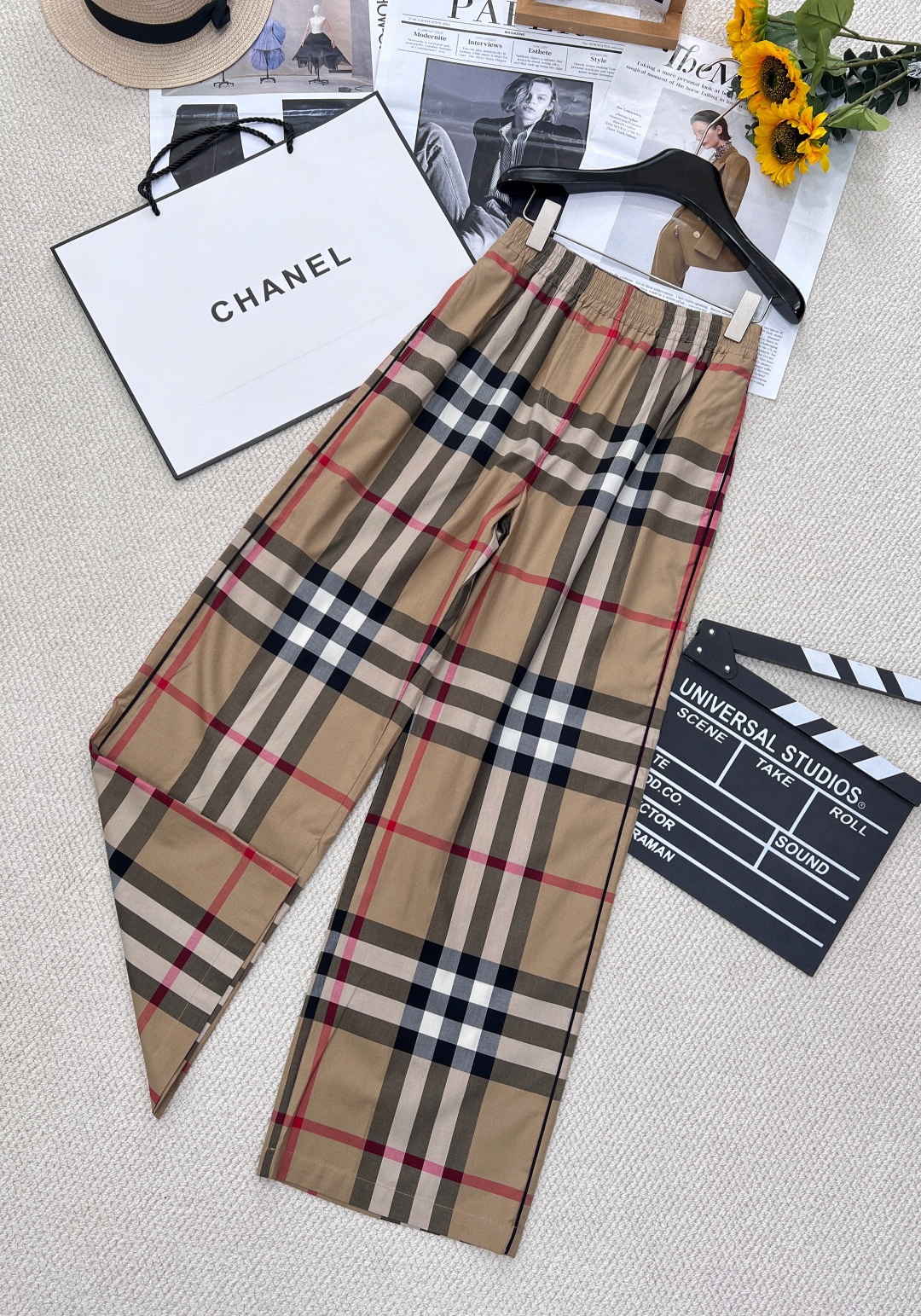 NO:605744,BURBERRY super classic Vintage black hemmed plaid wide-leg pants. Classic Vintage plaid design, black hemming on the sides, the upper body is slimmer and the legs are longer (the length of the pants can be cut according to your height). It is very stylish to roll up the trousers or put them down. The fabric is light and elegant, the upper body is very comfortable, very versatile, and very fashionable!  Vintage plaid casual pants do not have too many prints or embroideries, only simple patchwork pieces, but the upper body is so beautiful, the micro-flare pants feel, and the drape is natural. It is very refreshing for spring and summer. The khaki plaid pattern has a strong aura and is highly recognizable. It mainly visually shows the length of the legs. The two-meter-long legs have a sense of sight, which is very domineering!  !  Original customized B family plaid fabric!  The version is super awesome!  The upper body feels very chic. The elasticated waistband is designed with black hemming on both sides, which invisibly lengthens the body proportions. The upper body becomes longer and the legs are longer in seconds. Size smlXL code, burberry, alexander wang19860909BURBERRY 超级经典 Vintage 黑包边格纹阔腿裤 经典Vintage格纹设计,侧身黑色包边,上身显瘦显腿长（裤长可以根据自己的身高进行裁剪）卷起裤脚或者放下都是很有型的,面料轻薄飘逸,上身非常的舒适,非常的百搭,非常洋气！ Vintage格纹休闲裤,没有过多的印花及刺绣,只有简单的拼料裁片,但是上身就是这样好看,微型喇叭裤感觉,垂感自然,春夏搭配非常的清爽,而且卡其格纹气场强大,辨识度很高,主要是视觉上特显腿长,两米大长腿的既视感,特霸气！！ 原版定制B家格纹面料！版型超级无敌赞！上身给人感觉就是特别潇洒裤腰松紧设计俩侧黑色包边,无形之中拉长了身材比例 上身秒变大长腿 尺码smlXL 编码,,burberry,alexander wang,Women's clothing