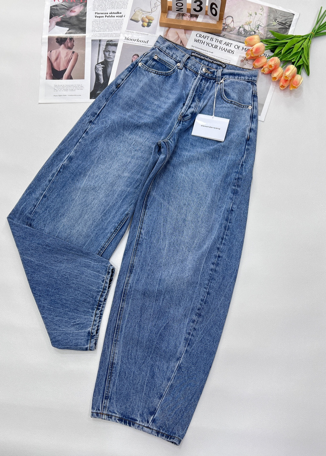 NO:607104,25SS early spring new product AW queen jeans with rhinestone letters, the hot style pants are here!  It takes a lot of effort to make this one really well, trousers cut + washed effect + three-dimensional rhinestone lettering. Just these steps take a long time, so I must buy this one. The shape is nice and slimming, the rhinestone process is strong and will not fall off easily. The color is good-looking and versatile. The upper body shows off your figure and has a sense of design. You can be a fan at a glance, it is super good-looking!  Size 26/27/28 code,,alexander wang,jeans,alexander wang1986090925SS早春新品AW大王后烫钻字母牛仔裤,爆款神裤来咯！这条真的要做好的话花费超多心思的,裤型剪裁+水洗效果+立体烫钻字母,光是这几步真的忙活很久,所以这款听我的一定要入手 版型好看又显瘦,烫钻工艺牢固不轻易掉钻 色系好看百搭 上身显身材有设计感 一眼就能被圈粉的程度,超级好看！ 尺码26/27/28 编码,,alexander wang,jeans,alexander wang,Women's clothing