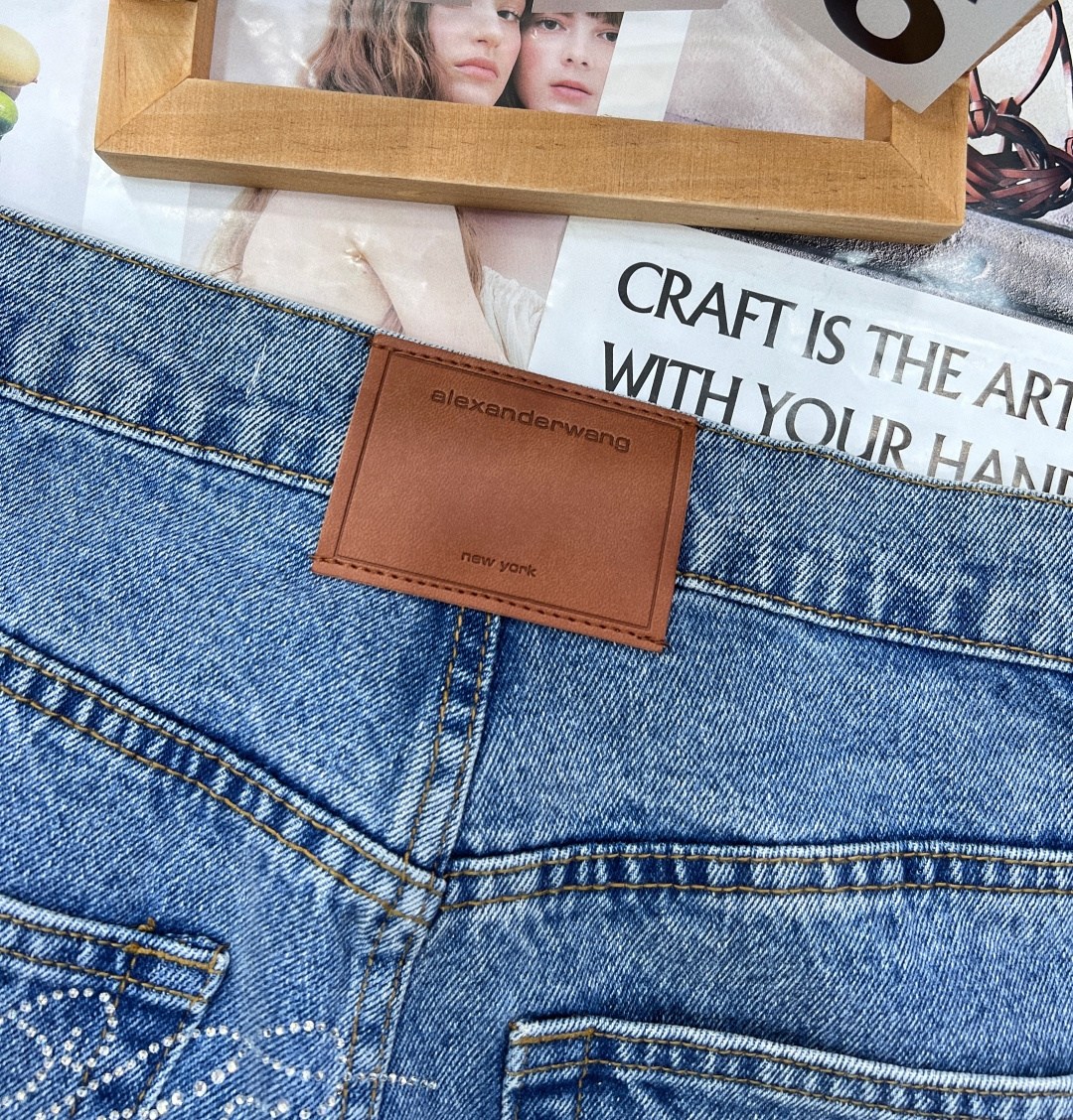 🆕25SS早春新品AW大王后烫钻字母牛仔裤，爆款神裤来咯！这条真的要做好的话花费超多心思的，裤型剪裁+水