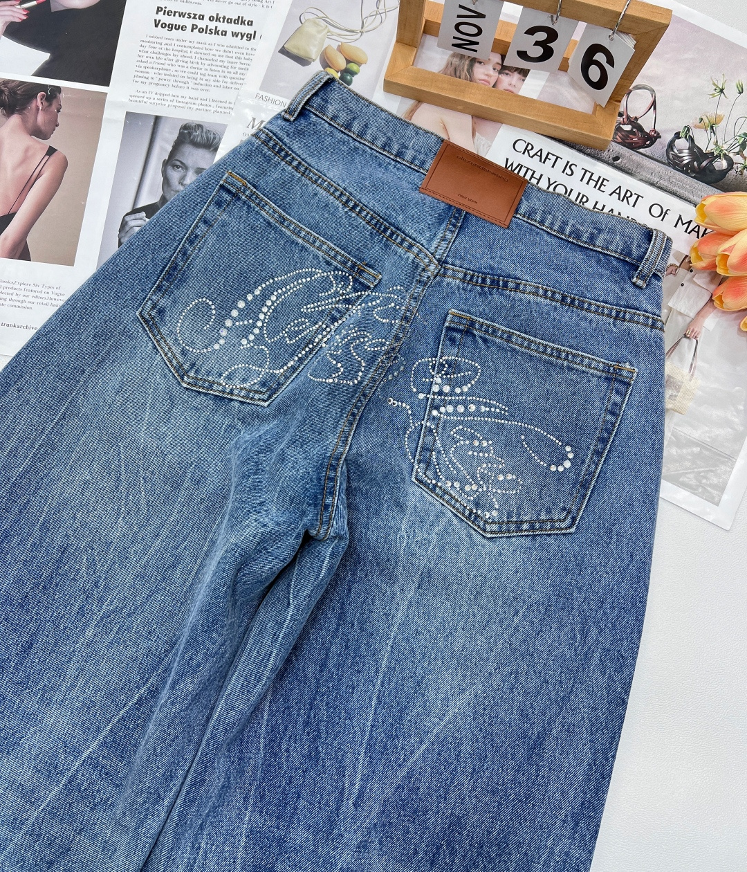 🆕25SS早春新品AW大王后烫钻字母牛仔裤，爆款神裤来咯！这条真的要做好的话花费超多心思的，裤型剪裁+水