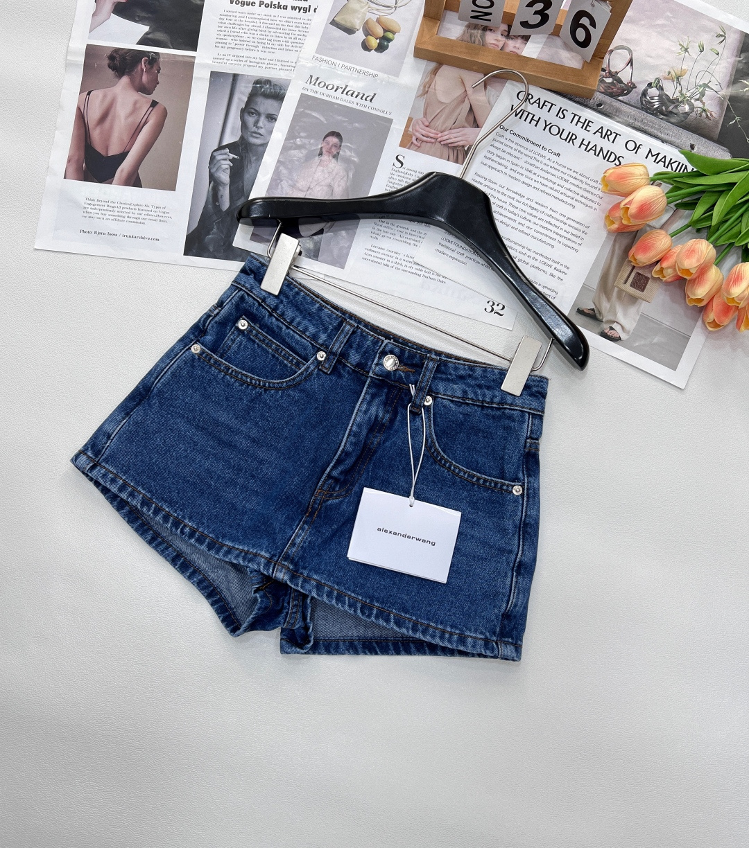 NO:607093,2025 new summer AW light panel mid-waist jeans skirt!  Super spicy pants, a must-have for fashionable girls. This culottes have a pattern design that you don’t have to worry about exposing at all. The upper body is covered and the body is slimmed down without showing the width of the hips. The classic mid-waist makes the waist proportions more visible. It is versatile and exquisite. It is a must-have item in the wardrobe. Actual photos and detailed pictures. Size sml code, skirts, jeans, alexander wang198609092025夏季新品AW光板中腰牛仔裤裙！超辣神裤 时髦girl必备这款裤裙裤裙版型设计一点都不用担心走光问题上身遮肉显瘦不显胯宽经典中腰更显腰部比例,整体百搭又精致衣柜必入单品,实拍细节图 尺码sml 编码,,skirts,jeans,alexander wang,Women's clothing