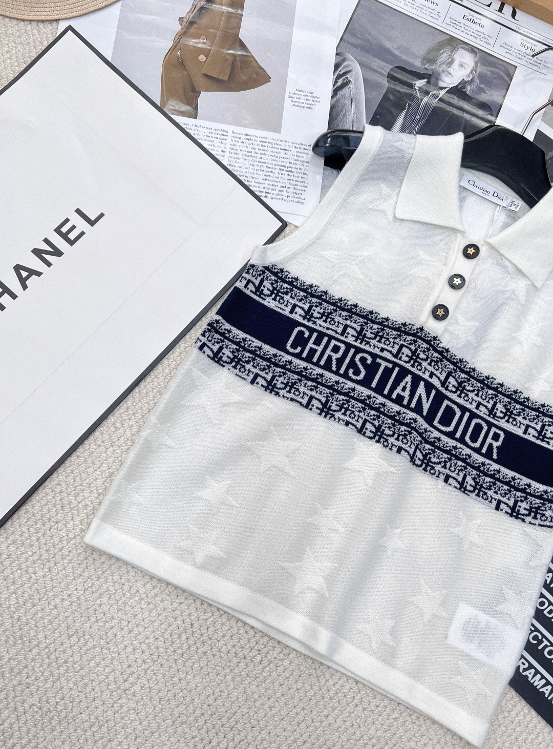 🆕 dior春夏新款翻领撞色提花针织背心满五角星⭐️提花设计，气质百搭，高级感十足。经典不挑人上身超显瘦