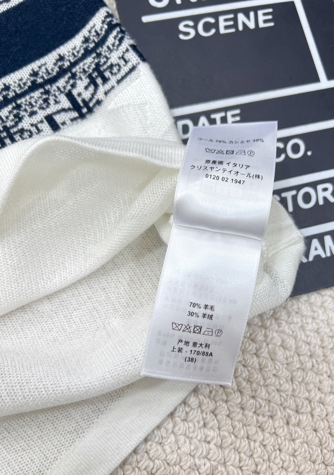 🆕 dior春夏新款翻领撞色提花针织背心满五角星⭐️提花设计，气质百搭，高级感十足。经典不挑人上身超显瘦