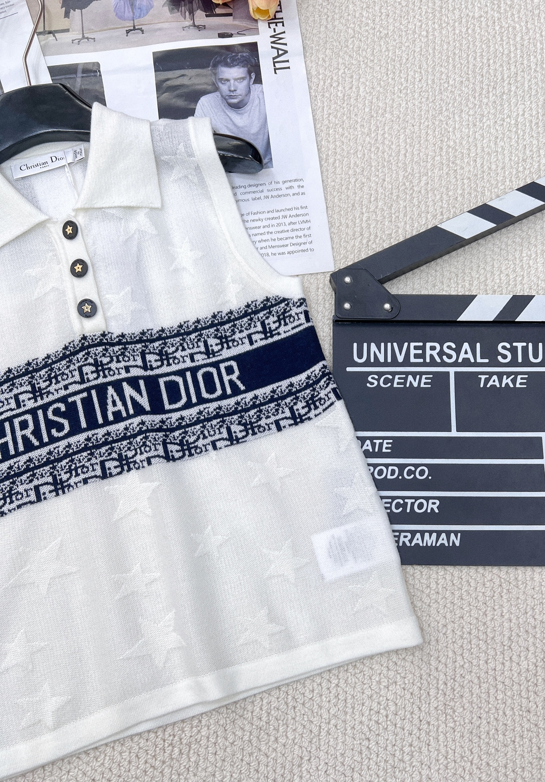 🆕 dior春夏新款翻领撞色提花针织背心满五角星⭐️提花设计，气质百搭，高级感十足。经典不挑人上身超显瘦