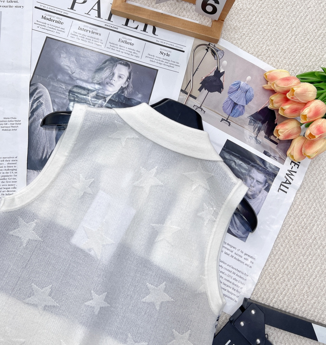 🆕 dior春夏新款翻领撞色提花针织背心满五角星⭐️提花设计，气质百搭，高级感十足。经典不挑人上身超显瘦